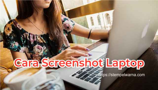 gambar perempuan melakukan screenshot laptop